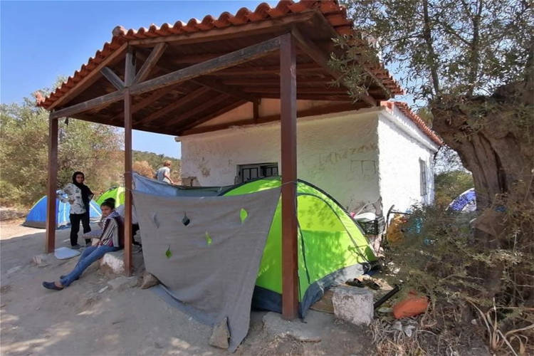 Αλλοδαποί κατέστρεψαν τον Ναό του Αγίου Γεωργίου στη Μόρια - Απίστευτες Εικόνες