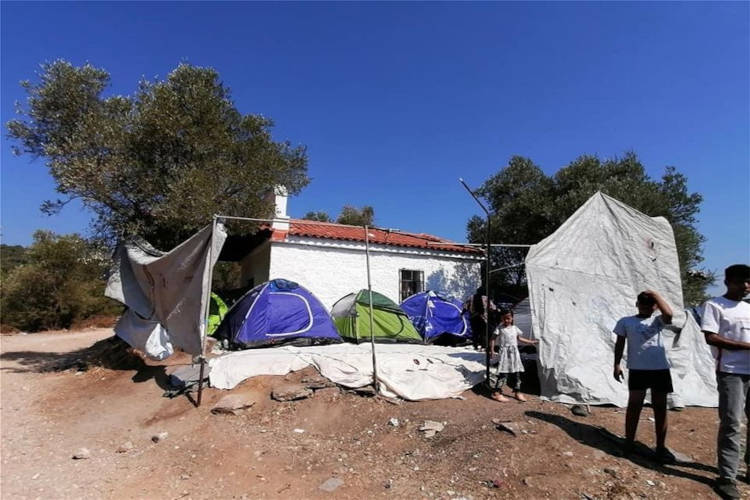 Αλλοδαποί κατέστρεψαν τον Ναό του Αγίου Γεωργίου στη Μόρια - Απίστευτες Εικόνες