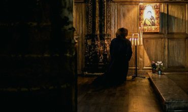 Είναι επιτακτική ανάγκη να προσευχόμαστε στην Παναγία