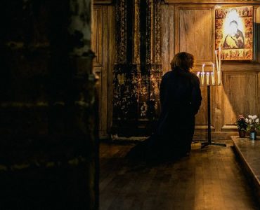 Είναι επιτακτική ανάγκη να προσευχόμαστε στην Παναγία