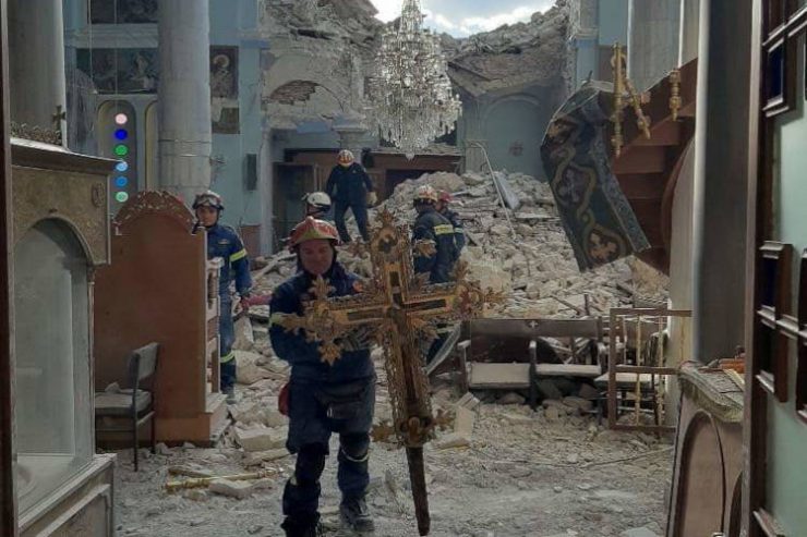Η κένωση των σεισμοπλήκτων Ιερών Ναών της Σάμου (ΦΩΤΟ)