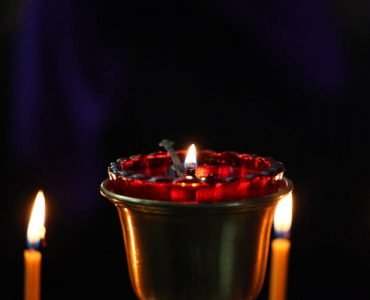Μην αρνείσαι να προσφέρεις λάδι και να ανάβεις κεριά