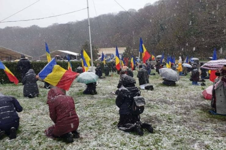 Ρουμανία: Γονατιστοί μέσα στο χιόνι για τον Άγιο Ανδρέα (ΦΩΤΟ)