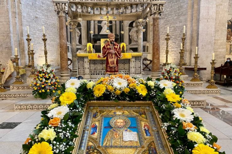 Ο μητροπολίτης Βολοκολάμσκ Ιλαρίωνας ιερούργησε στα λείψανα του Αγίου Νικολάου στο Μπάρι