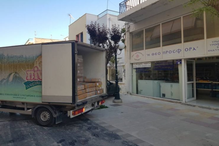 Η Ιερά Μεγίστη Μονή Βατοπαιδίου προσέφερε ένα τόνο κοτόπουλα εν όψει του Πάσχα στη Μητρόπολη Κορίνθου