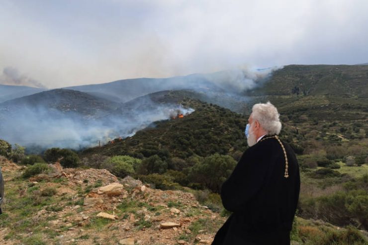Επίσκεψη του Μητροπολίτου Σύρου στις πληττόμενες από την πυρκαγιά περιοχές της Άνδρου