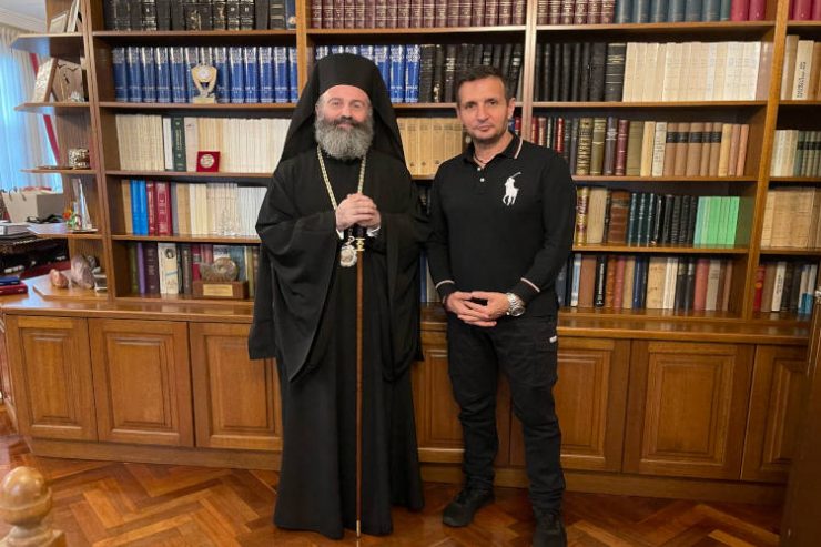 Ο τραγουδιστής Δημήτρης Μπάσης στον Αρχιεπίσκοπο Αυστραλίας