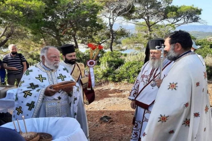 Αρχιερατική Θεία Λειτουργία στη νησίδα Θοδωρού