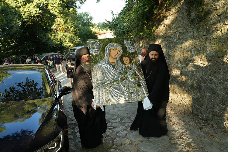 Η ιστορική υποδοχή της νέας ιεράς εικόνας στην Ιερά Μονή Παναγίας Βαρνακόβης