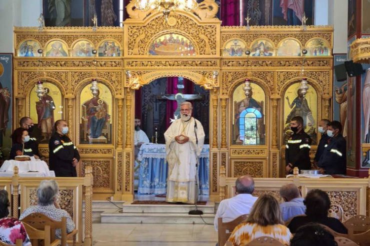 Θεία Λειτουργία στο Κρυονέρι μετά την καταστροφική πυρκαγιά