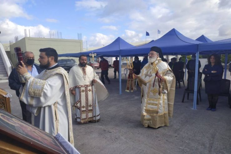 Θεία Λειτουργία στους σεισμόπληκτους του Αρκαλοχωρίου
