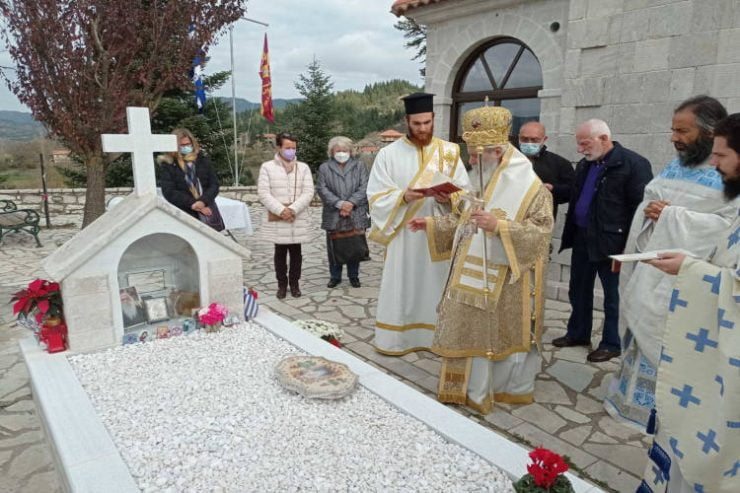 Στον τάφο του π Ανανία Κουστένη στο χωριό Καρκαλού