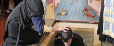 Βαπτίσεις ενηλίκων από τον Αρχιεπίσκοπο Θυατείρων