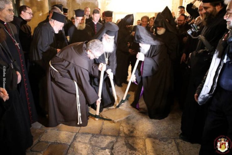 Τα εγκαίνια του έργου συντηρήσεως του δαπέδου του Ναού της Αναστάσεως