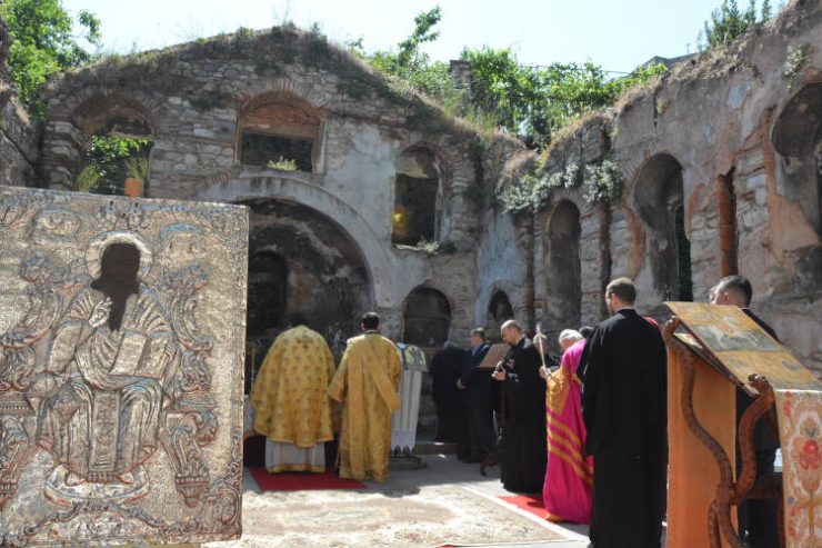 Πρώτη Θεία Λειτουργία μετά από 52 χρόνια στην ερειπωμένη Παναγία Παραμυθία – Βλάχ Σαράι