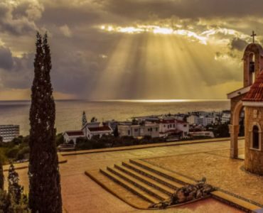 Προσευχήσου για μας Γέροντα