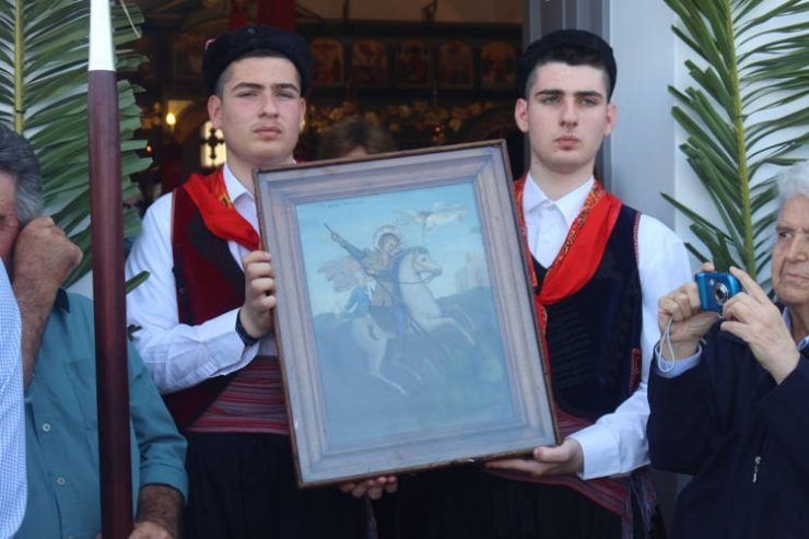 Πλήθος πιστών εκκλησιάστηκε σήμερα στον Ιερό Ναό του Αγίου Γεωργίου στη Μακρόνησο