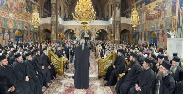Λάρισα: Πλήθος κόσμου στην ομιλία του Μητροπολίτου Ιερωνύμου για τον γάμο ομόφυλων ζευγαριών