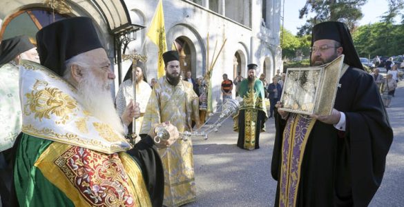Πλήθος προσκυνητών για τον Τίμιο Σταυρό στον Άγιο Λουκά της Ιερά Μονή Παναγίας Δοβρά